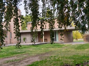 Neuquen. Plottier. Venta. Predio con Casa 3 dormitorios. Piscina