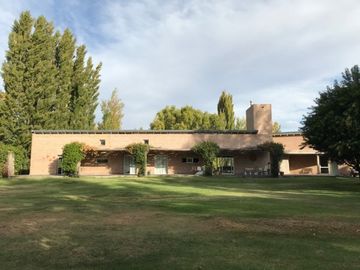 Neuquen. Plottier. Venta. Predio con Casa 3 dormitorios. Piscina