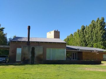 Neuquen. Plottier. Venta. Predio con Casa 3 dormitorios. Piscina