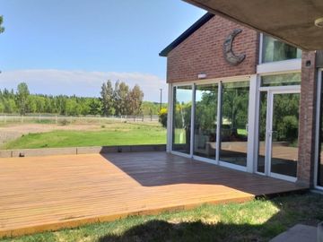 Neuquen. Plottier. Venta. Predio con Casa 3 dormitorios. Piscina
