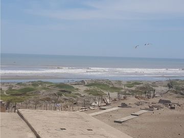 REMATE DE TERRENO EN PIMENTEL Y FRENTE AL MAR