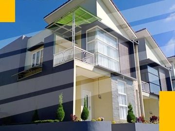 Rumah villa lengkap dengan kolam renang di kota wisata