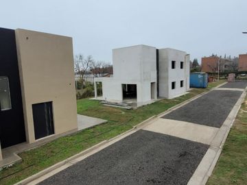 VENTA - CASA 4 HABITACIONES - BARRIO CERRADO TORTUGUITAS