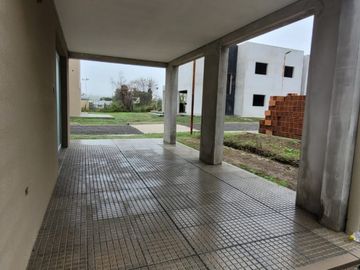 VENTA - CASA 4 HABITACIONES - BARRIO CERRADO TORTUGUITAS