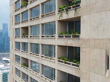 Departamento con terraza de 5 m2, 2 estacionamientos, alberca con carril de nado