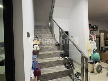 Rumah Mewah Cantik 3.5 Lantai Taman Surya