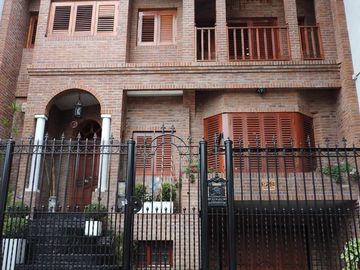 Excelente Casa de 5 Amb, Garage, Parque, Quincho