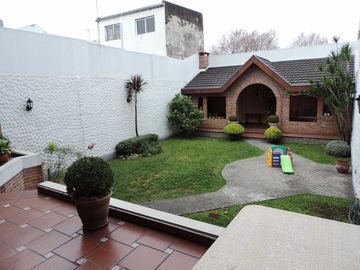 Excelente Casa de 5 Amb, Garage, Parque, Quincho