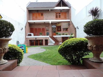 Excelente Casa de 5 Amb, Garage, Parque, Quincho