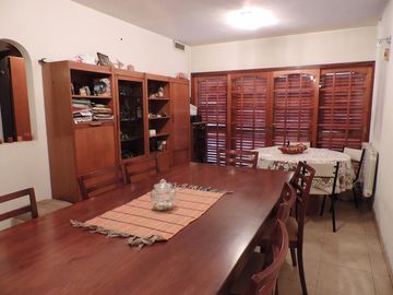 Excelente Casa de 5 Amb, Garage, Parque, Quincho