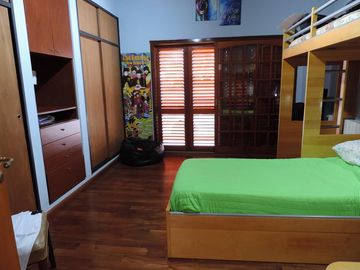 Excelente Casa de 5 Amb, Garage, Parque, Quincho