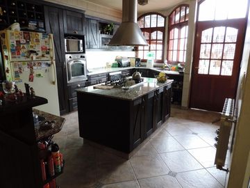Excelente Casa de 5 Amb, Garage, Parque, Quincho