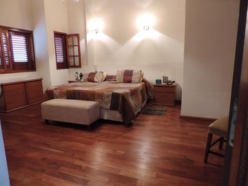 Excelente Casa de 5 Amb, Garage, Parque, Quincho