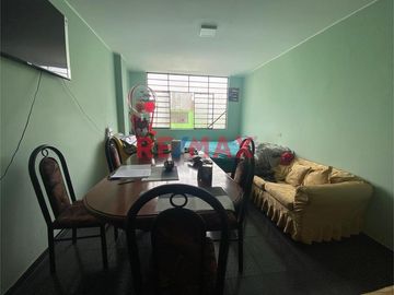 Se vende puesto en el Mercado de Productores de Santa Anita, en el Pasaje 28 de Julio, Puesto 116, área de  terreno 25 m2, tiene 3 pisos construidos (