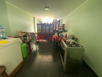 Se vende puesto en el Mercado de Productores de Santa Anita, en el Pasaje 28 de Julio, Puesto 116, área de  terreno 25 m2, tiene 3 pisos construidos (