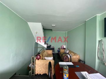 Se vende puesto en el Mercado de Productores de Santa Anita, en el Pasaje 28 de Julio, Puesto 116, área de  terreno 25 m2, tiene 3 pisos construidos (