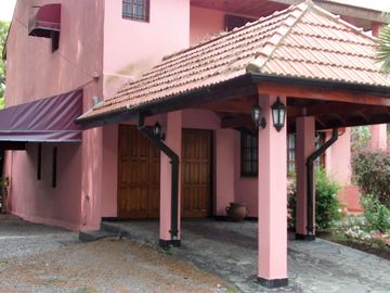 IMPECABLE CHALET SOBRE 2100 METROS DE PARQUE