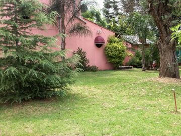 IMPECABLE CHALET SOBRE 2100 METROS DE PARQUE