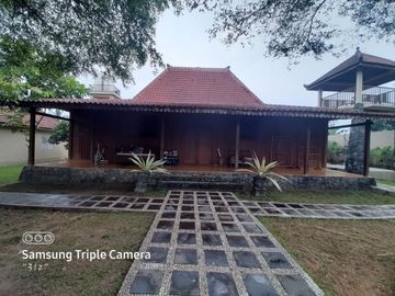 Joglo Mewah dan luas + kolam renang dekat Kampus UII