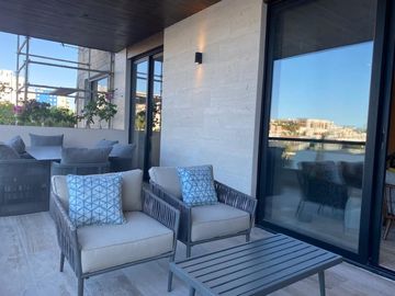 Penthouse con terraza de 25 m2, alberca familiar y alberca de adultos
