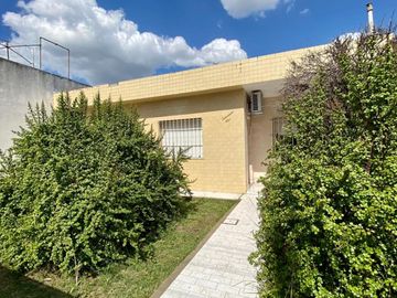 GRAN OPORTUNIDAD   Casa de 3 AMBIENTES ubicada a 500 metros de la Avenida Hipólito Yrigoyen.