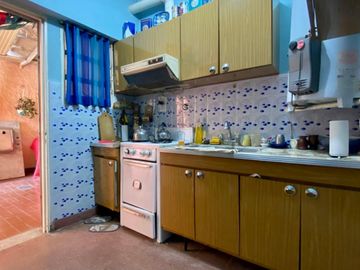 GRAN OPORTUNIDAD   Casa de 3 AMBIENTES ubicada a 500 metros de la Avenida Hipólito Yrigoyen.