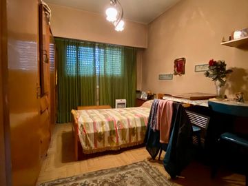 GRAN OPORTUNIDAD   Casa de 3 AMBIENTES ubicada a 500 metros de la Avenida Hipólito Yrigoyen.