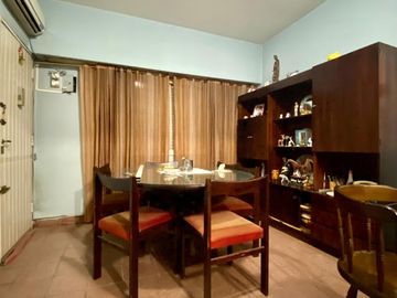 GRAN OPORTUNIDAD   Casa de 3 AMBIENTES ubicada a 500 metros de la Avenida Hipólito Yrigoyen.