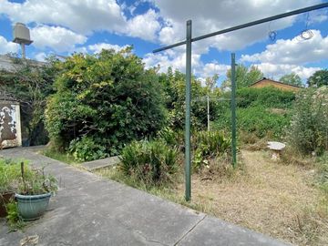 GRAN OPORTUNIDAD   Casa de 3 AMBIENTES ubicada a 500 metros de la Avenida Hipólito Yrigoyen.
