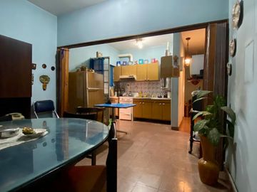 GRAN OPORTUNIDAD   Casa de 3 AMBIENTES ubicada a 500 metros de la Avenida Hipólito Yrigoyen.