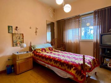 GRAN OPORTUNIDAD   Casa de 3 AMBIENTES ubicada a 500 metros de la Avenida Hipólito Yrigoyen.