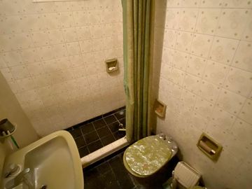 GRAN OPORTUNIDAD   Casa de 3 AMBIENTES ubicada a 500 metros de la Avenida Hipólito Yrigoyen.
