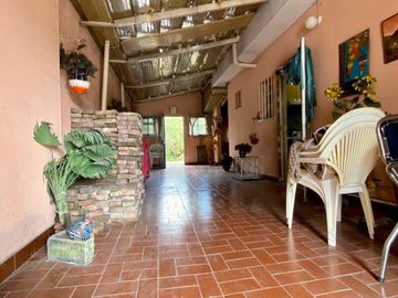 GRAN OPORTUNIDAD   Casa de 3 AMBIENTES ubicada a 500 metros de la Avenida Hipólito Yrigoyen.