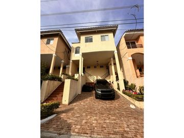 VENTA CASA EN ALTOS DEL BOSQUE - BARRIADA EL DORAL - PANELES SOLARES