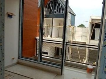 Rumah 2 lantai strategis dekat jalan raya dan mall