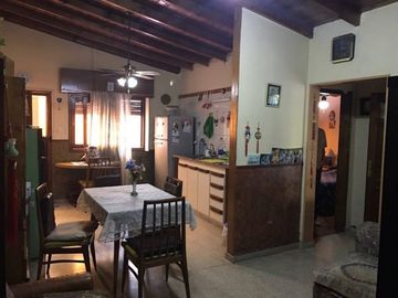 VENTA CASA 3 AMB. C/COCHERA Y PATIO. QUILMES SUR.