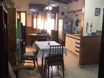 VENTA CASA 3 AMB. C/COCHERA Y PATIO. QUILMES SUR.