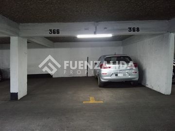 Venta estacionamiento Santiago, 3 piso, Metro Santa Lucia