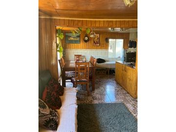 GRAN OPORTUNIDAD!!! Casa grande con cabaña y dos departamentos!!!