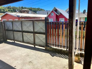 GRAN OPORTUNIDAD!!! Casa grande con cabaña y dos departamentos!!!