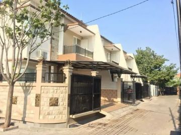 Rumah 2 Lt baru, dekat Raya A Yani, Polda Jatim, Sekolah Al hikmah dan masjid agung sby