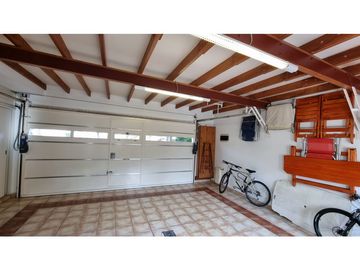 Chalet de 4 ambientes con cochera doble y parque. Zona Chauvin.
