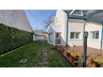 Chalet de 4 ambientes con cochera doble y parque. Zona Chauvin.