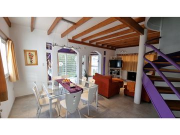 Chalet de 4 ambientes con cochera doble y parque. Zona Chauvin.