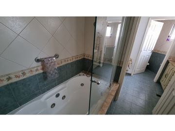 Chalet de 4 ambientes con cochera doble y parque. Zona Chauvin.