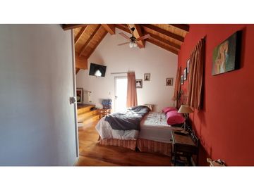 Chalet de 4 ambientes con cochera doble y parque. Zona Chauvin.