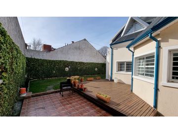 Chalet de 4 ambientes con cochera doble y parque. Zona Chauvin.