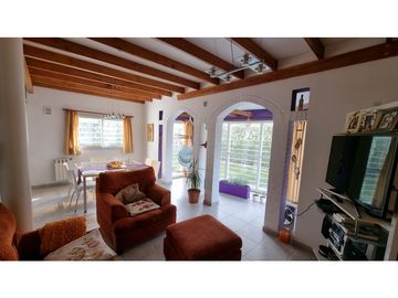 Chalet de 4 ambientes con cochera doble y parque. Zona Chauvin.