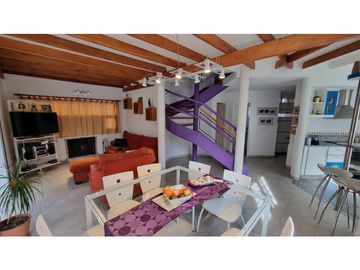 Chalet de 4 ambientes con cochera doble y parque. Zona Chauvin.