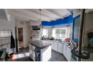 Chalet de 4 ambientes con cochera doble y parque. Zona Chauvin.